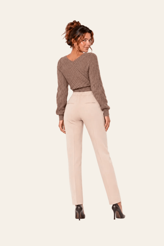 Achteraanzicht van champagne LMB Boutique satijnlook damesbroek met rechte pijpen.