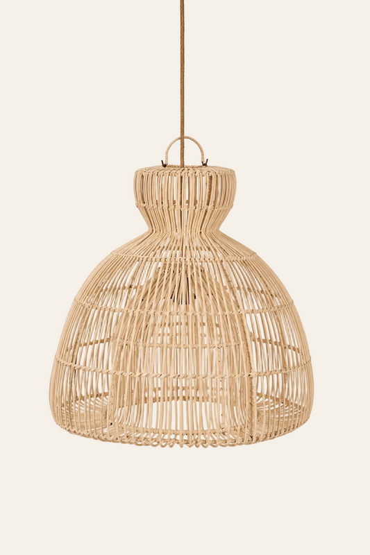 Sculpturale hanglamp van natuurlijk rotan op een licht beige achtergrond