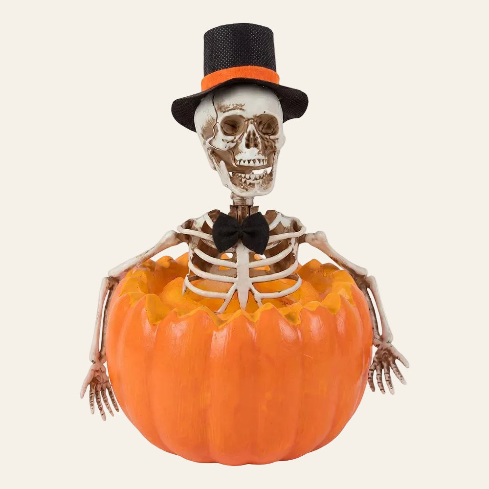 Skelet in pompoen met hoed en vlinderdas voor halloween
