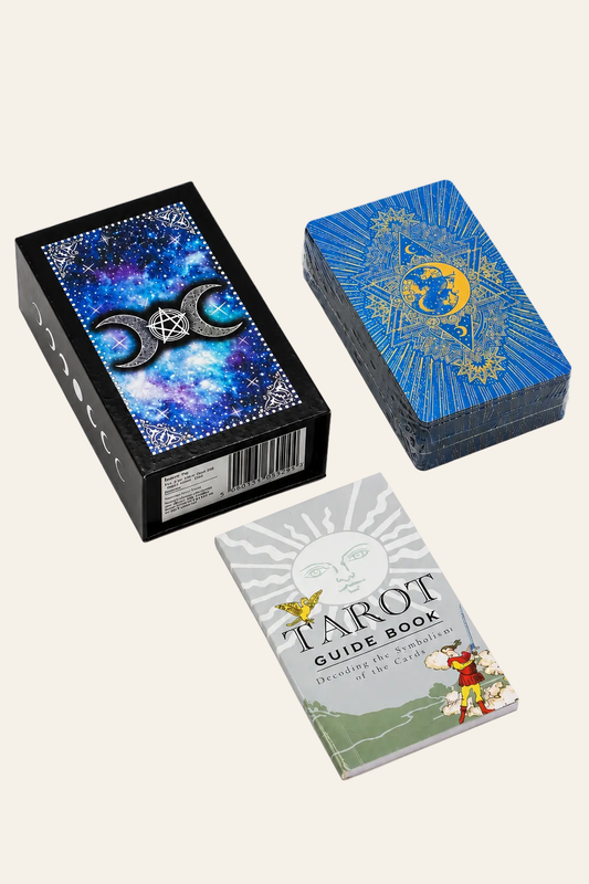 Tarotkaartenset Moon Face met blauwe folie en gids op een licht beige achtergrond als productfoto