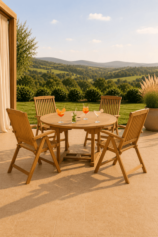 Teakhouten tuinset voor vier personen met ronde tafel vier armstoelen en drankjes op een terras met uitzicht over een groene vallei