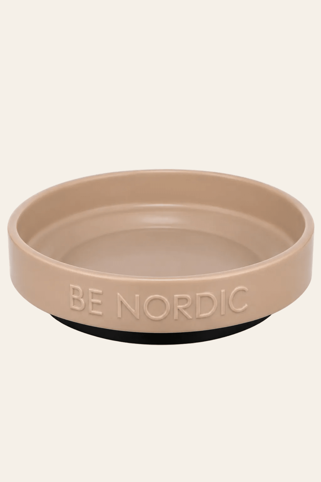Trixie Be Nordic lage keramische kattenvoerbak in taupe met verhoogde rand, zwarte rubberen antislipring en inhoud van 300ml op witte achtergrond.