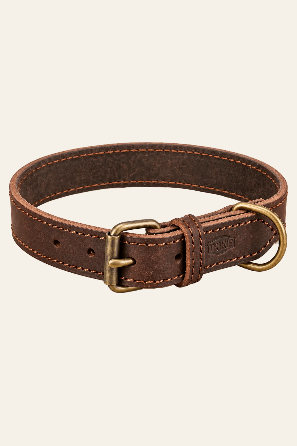 Trixie Rustic donkerbruine hondenhalsband van gewaxt vetleer, maat L 48x56x3cm, met verstelbare gesp en metalen D-ring op een beige achtergrond.