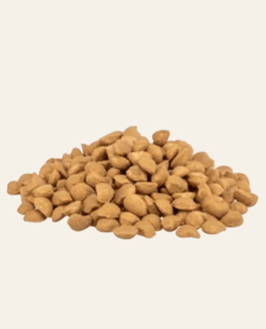 Trixie nuggets met kippenborst en zalm, grijs-witte verpakking met kattenfoto en zichtbare krokante snacks van 50 gram.