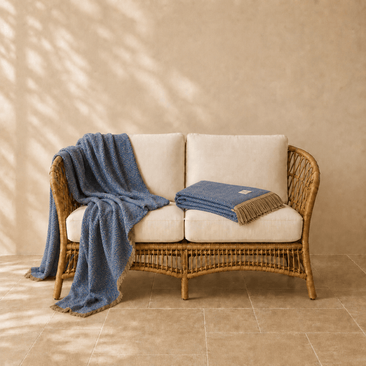 Venezia Sky wollen plaid in blauwgrijskleur 140 × 200 cm, met aandacht voor materiaal, structuur en proportie.