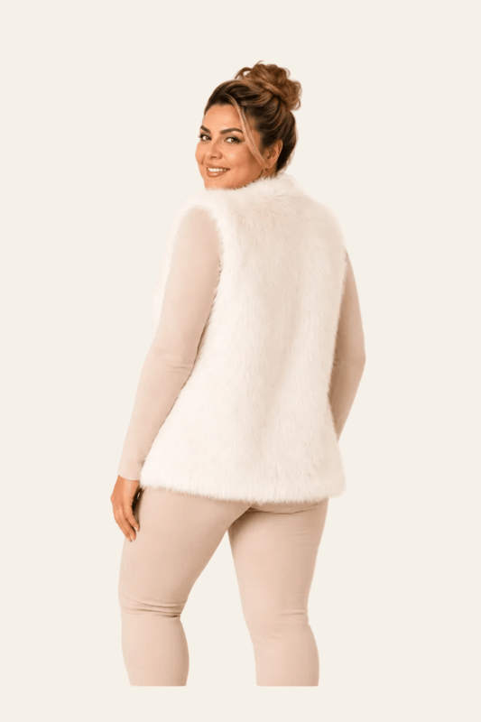 Achteraanzicht van wit mouwloos damesgilet in bontlook.