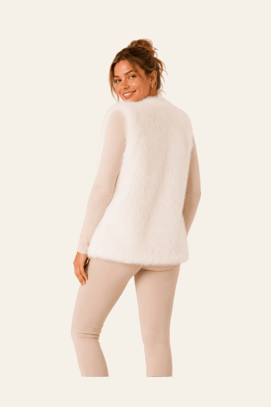 Achteraanzicht van Witte damesgilet in bontlook met steekzakken