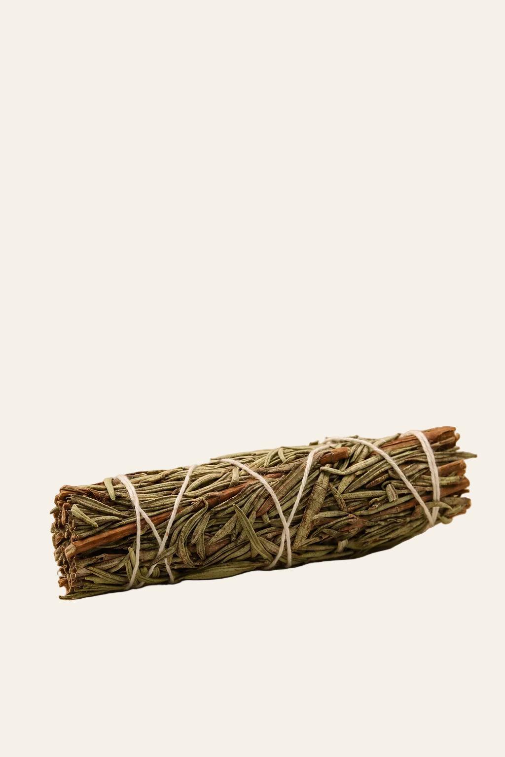 Witte salie en lavendel smudge stick 22,5 cm op een licht beige achtergrond als productfoto
