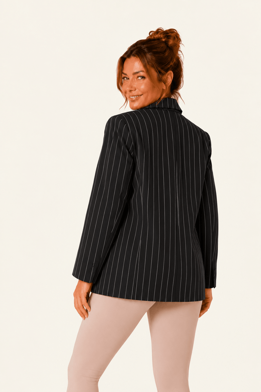Achteraanzicht van zwarte geribbelde LMB Boutique damesblazer met losse rechte rug.