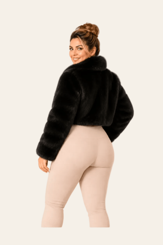 Achteraanzicht van zwarte korte damesjas in bontlook.