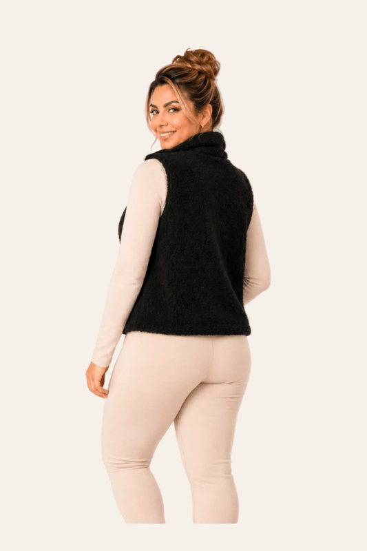 Achteraanzicht van zwarte mouwloze damesbodywarmer in bontlook.