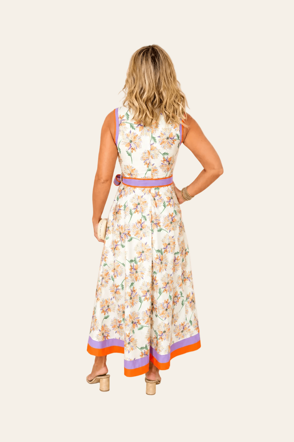 Vestido maxi blanco sin mangas con estampado floral y cinturón