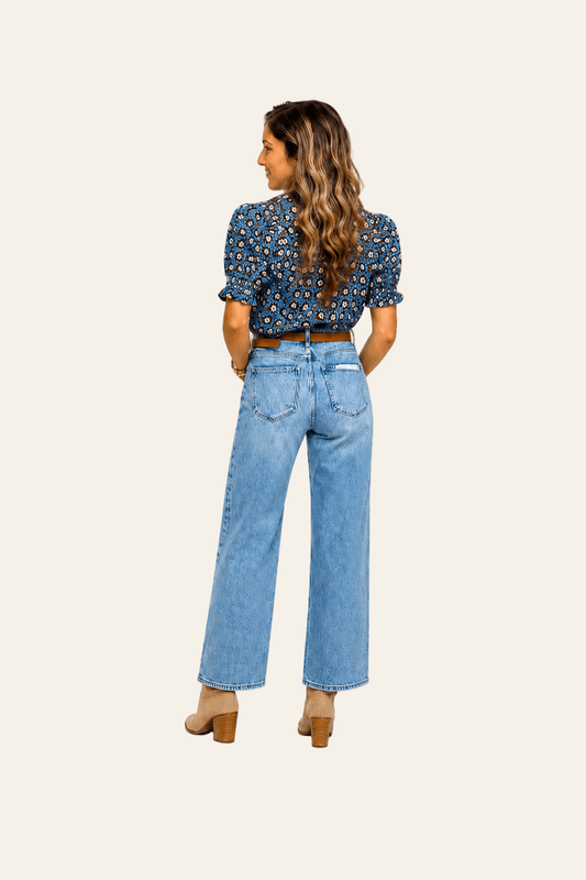 Blusa azul claro con estampado floral retro