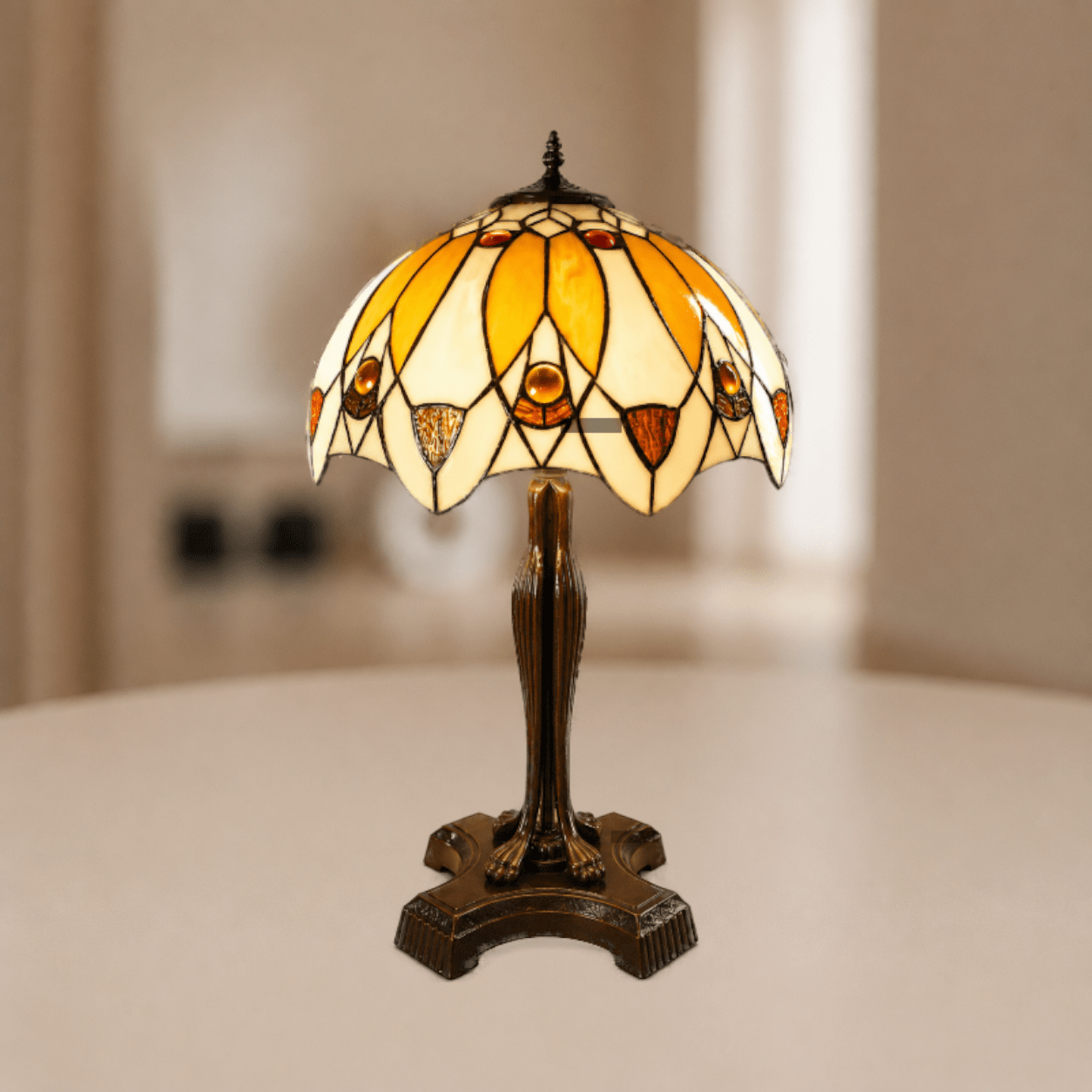Brandende Tiffany Art Deco tafellamp met warme beigekleur en oranjekleurige glas-in-loodkap