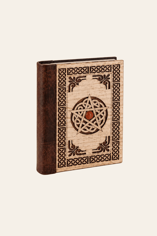 Dagboek met pentagram en een houten afwerking met leren rug