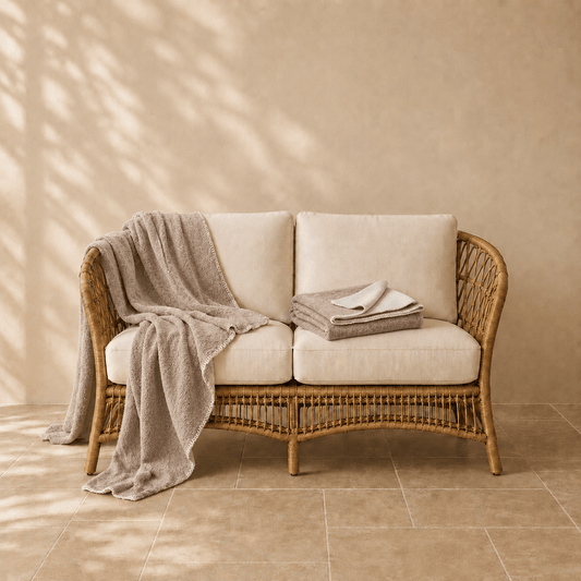 Eco Fossil wollen deken in fossielkleur, met aandacht voor materiaal, structuur en proportie.