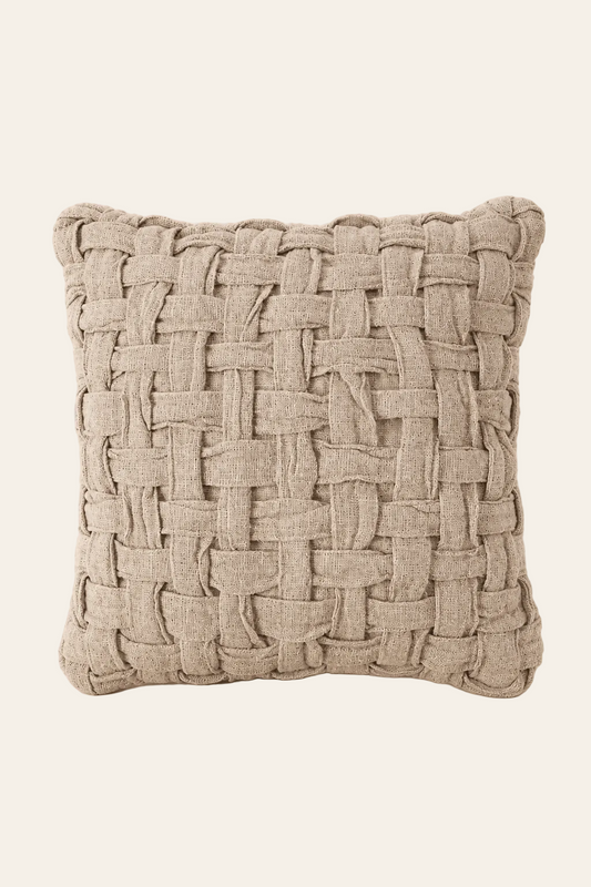 Linnen Kruisstructuur kussenhoes in naturelkleur 50 × 50 cm, met aandacht voor materiaal, structuur en proportie.