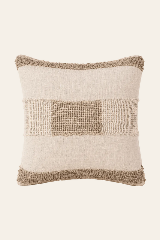 Linnen Draden kussenhoes in witkleur met naturelkleurige banen 50 × 50 cm, met aandacht voor materiaal, structuur en proportie.