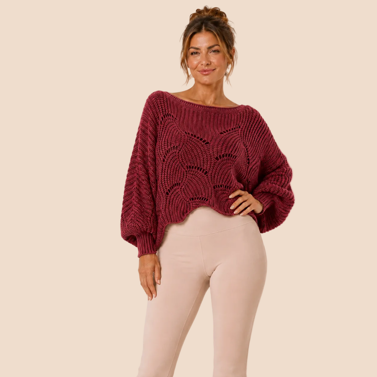 LMB Boutique model in een trui met vleermuismouwen en lichtbeige legging op een lichte achtergrond
