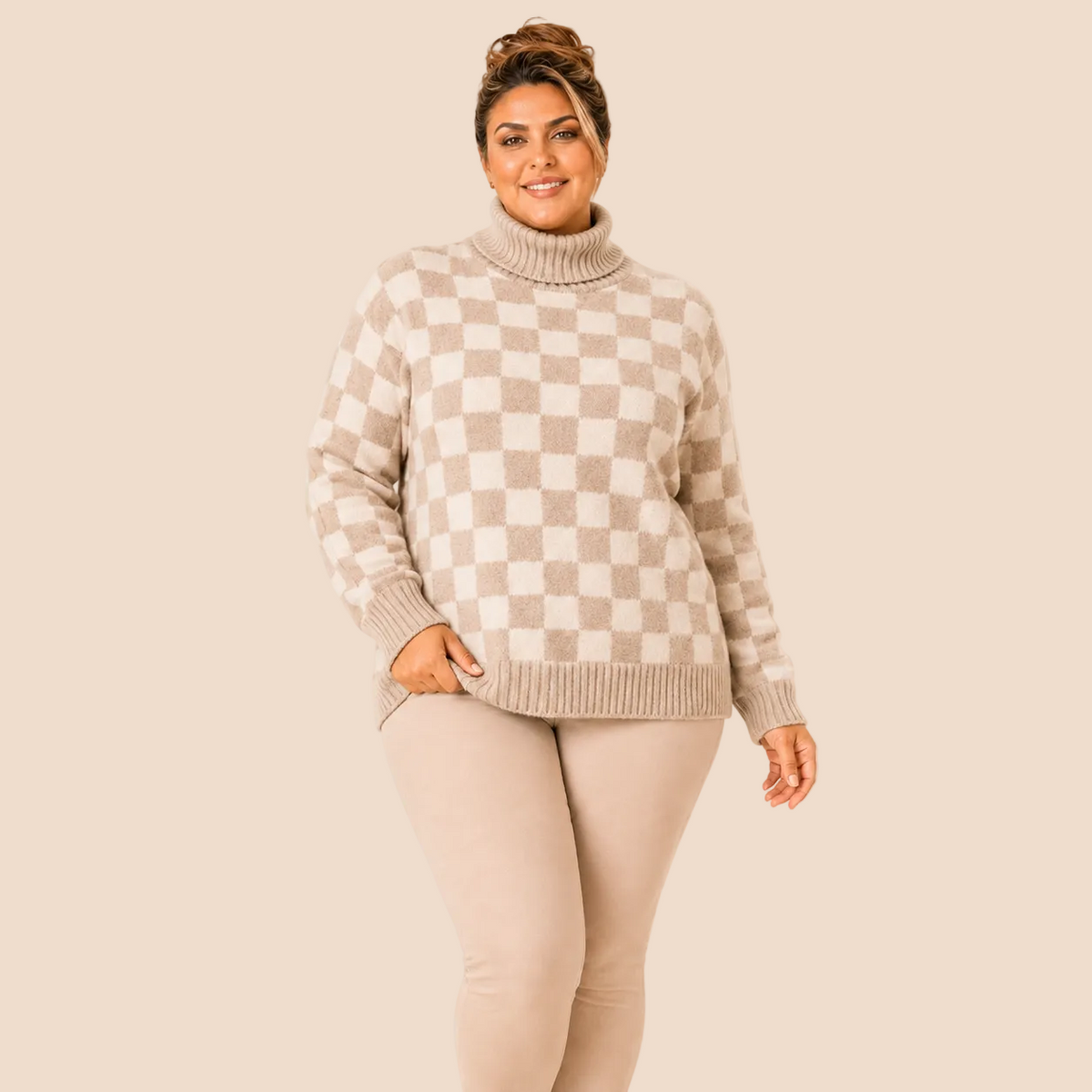 LMF Fashion xl-xxl model poseerd in een afgewassen jeans broek en lichtbeige trui in ruitmotief 