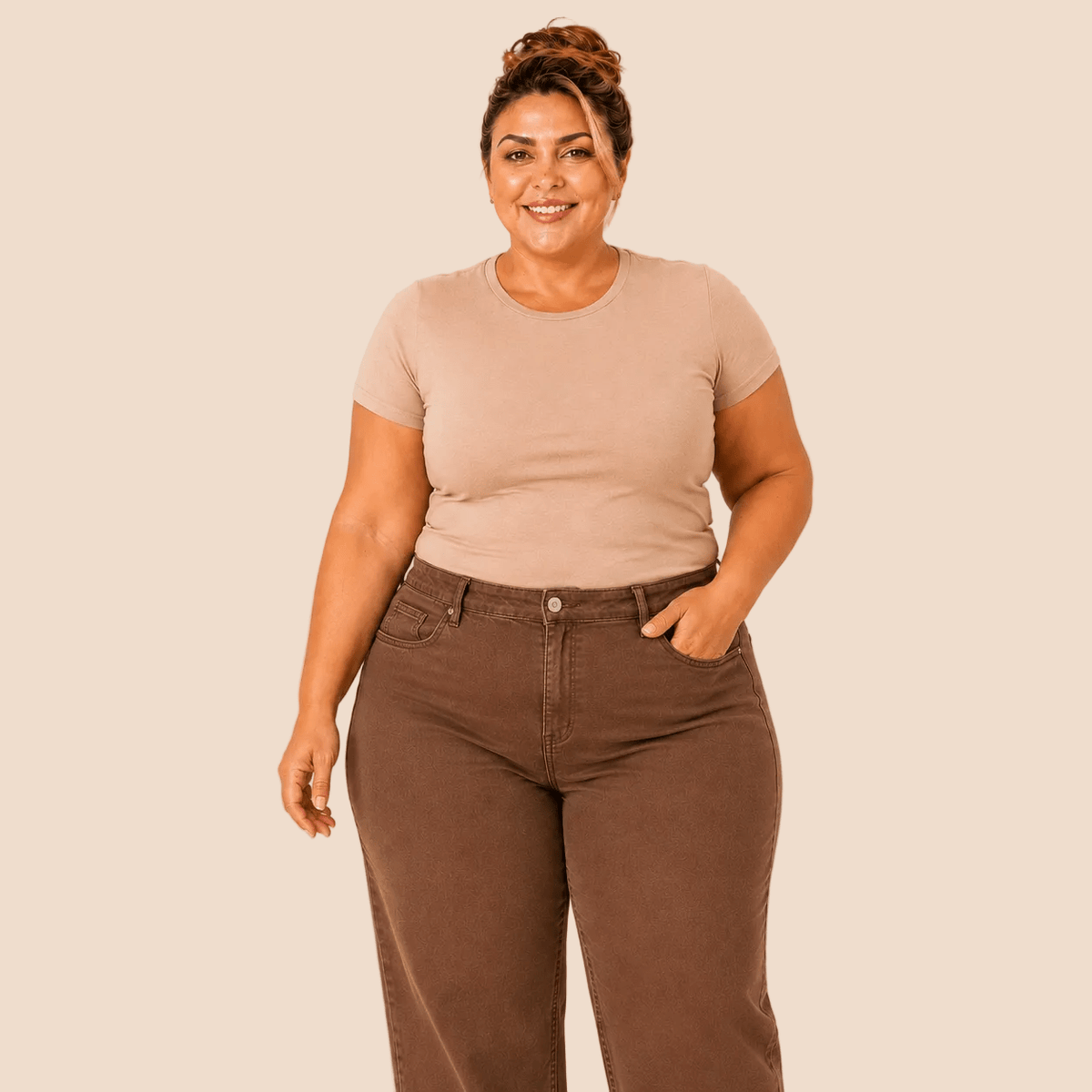 LMF Fashion xl-xxl model poseert in een bruine jeans broek en lichtbeige t-shirt 
