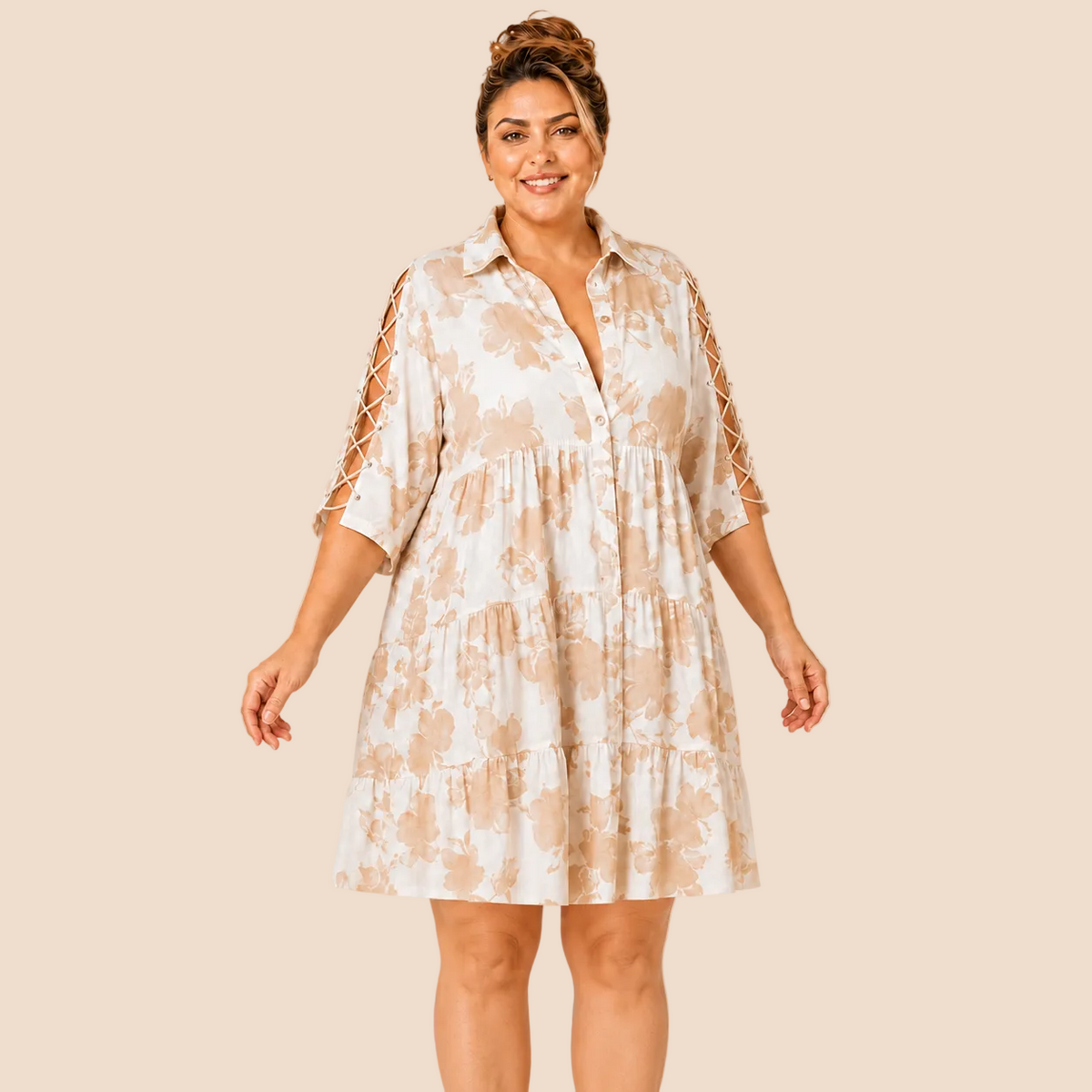 LMF Fashion xl-xxl model dat poseerd in een beige zomerkleedje met halve mouwen, mouwsplit met gebonden zigzag koortje 