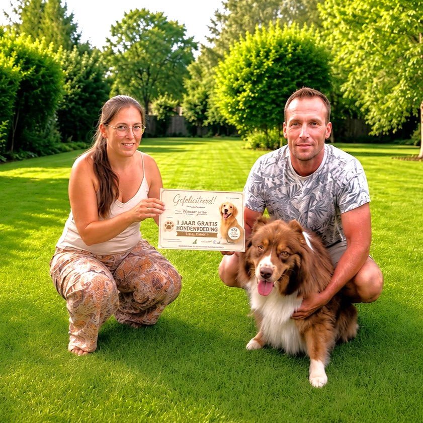Prijsuitreiking op zonnig grasperk tussen LM Group en de gelukkige winnar met zijn hond