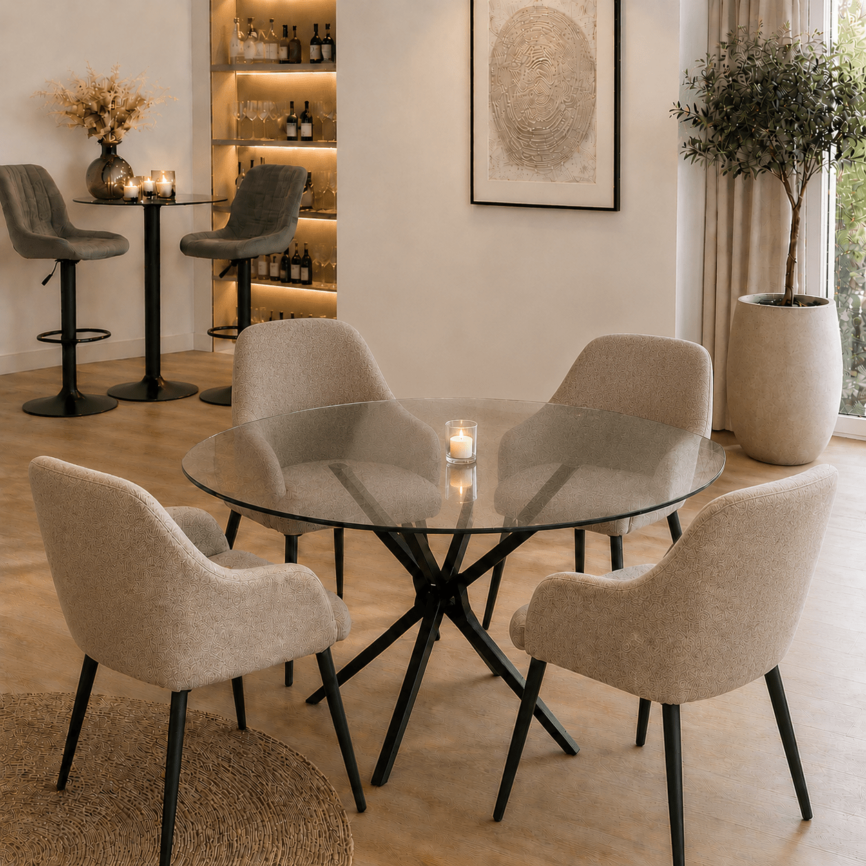 LMC Collections barkrukken en eetkamerstoelen rond een glazen eettafel in een warm beige interieur