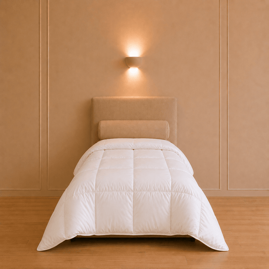 Wit 4 seizoenen dekbed van 140 × 200 cm op een eenpersoonsbed in een warme slaapkamer