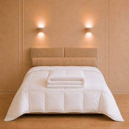 Tweepersoonsbed met een wit 4 seizoenen dekbed van 200 × 200 cm en een afzonderlijk gevouwen dekbeddeel