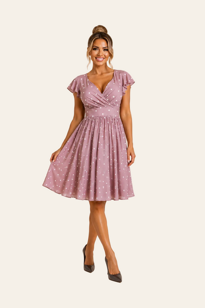 Elegante vestido midi de lunares con mangas de volantes