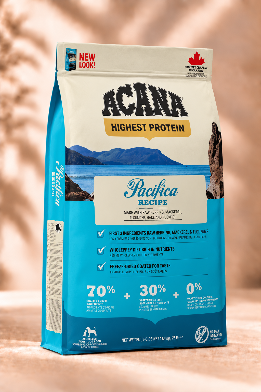 ACANA Pacifica graanvrij hondenvoer met vis voor volwassen honden, blauw-witte verpakking van 11,4 kg op warme beige achtergrond