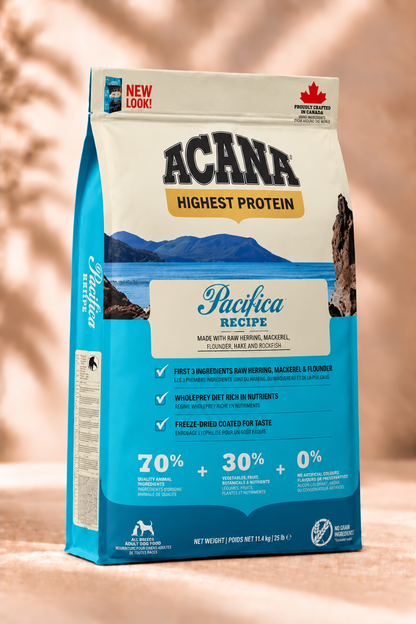 ACANA Pacifica graanvrij hondenvoer met vis voor volwassen honden, blauw-witte verpakking van 11,4 kg op warme beige achtergrond