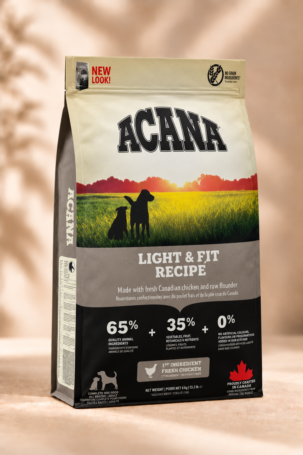 ACANA Light & Fit graanvrij hondenvoer met verse kip voor volwassen honden, verpakking van 6 kg op een beige achtergrond