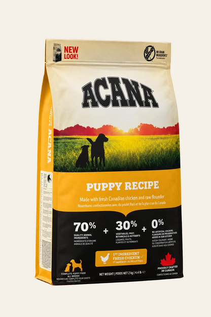 ACANA Puppy Recipe graanvrij hondenvoer met kip voor puppy’s van alle rassen, geel-zwarte verpakking van 2 kg op beige achtergrond