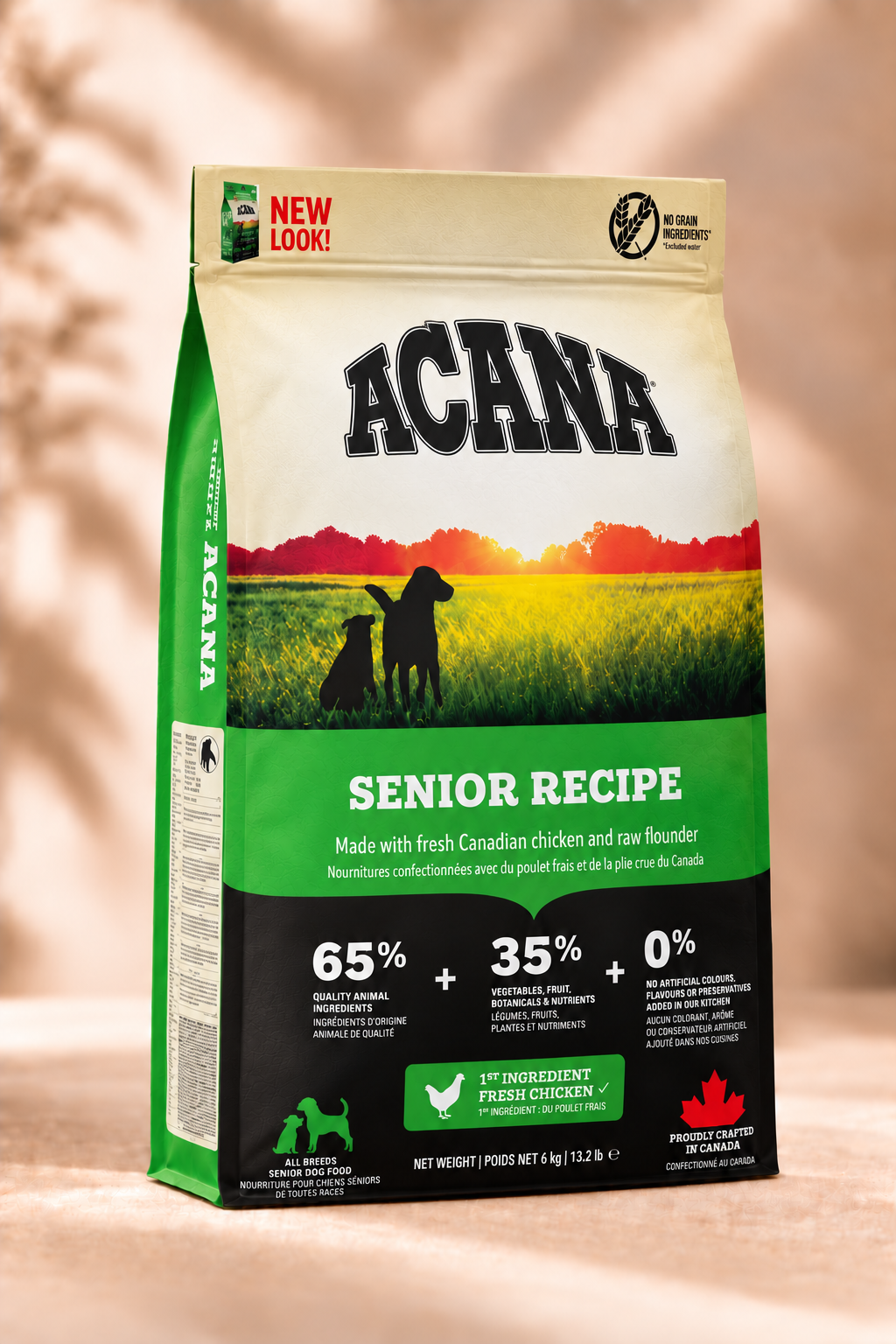 ACANA Senior Recipe graanvrij hondenvoer met verse kip voor oudere honden, groen-zwarte verpakking van 6 kg op beige achtergrond