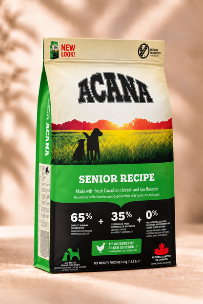 ACANA Senior Recipe graanvrij hondenvoer met verse kip voor oudere honden, groen-zwarte verpakking van 6 kg op beige achtergrond