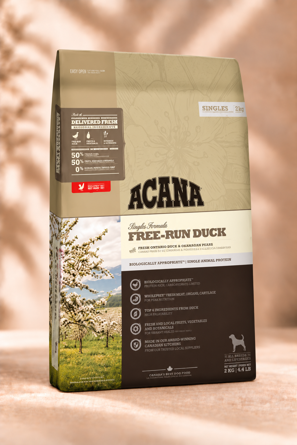 ACANA Singles Free-Run Duck hondenvoer met eend voor volwassen honden, beige-bruine verpakking van 2 kg op warme beige achtergrond