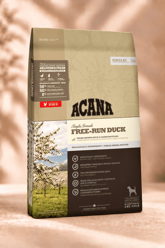 ACANA Singles Free-Run Duck hondenvoer met eend voor volwassen honden, beige-bruine verpakking van 2 kg op warme beige achtergrond
