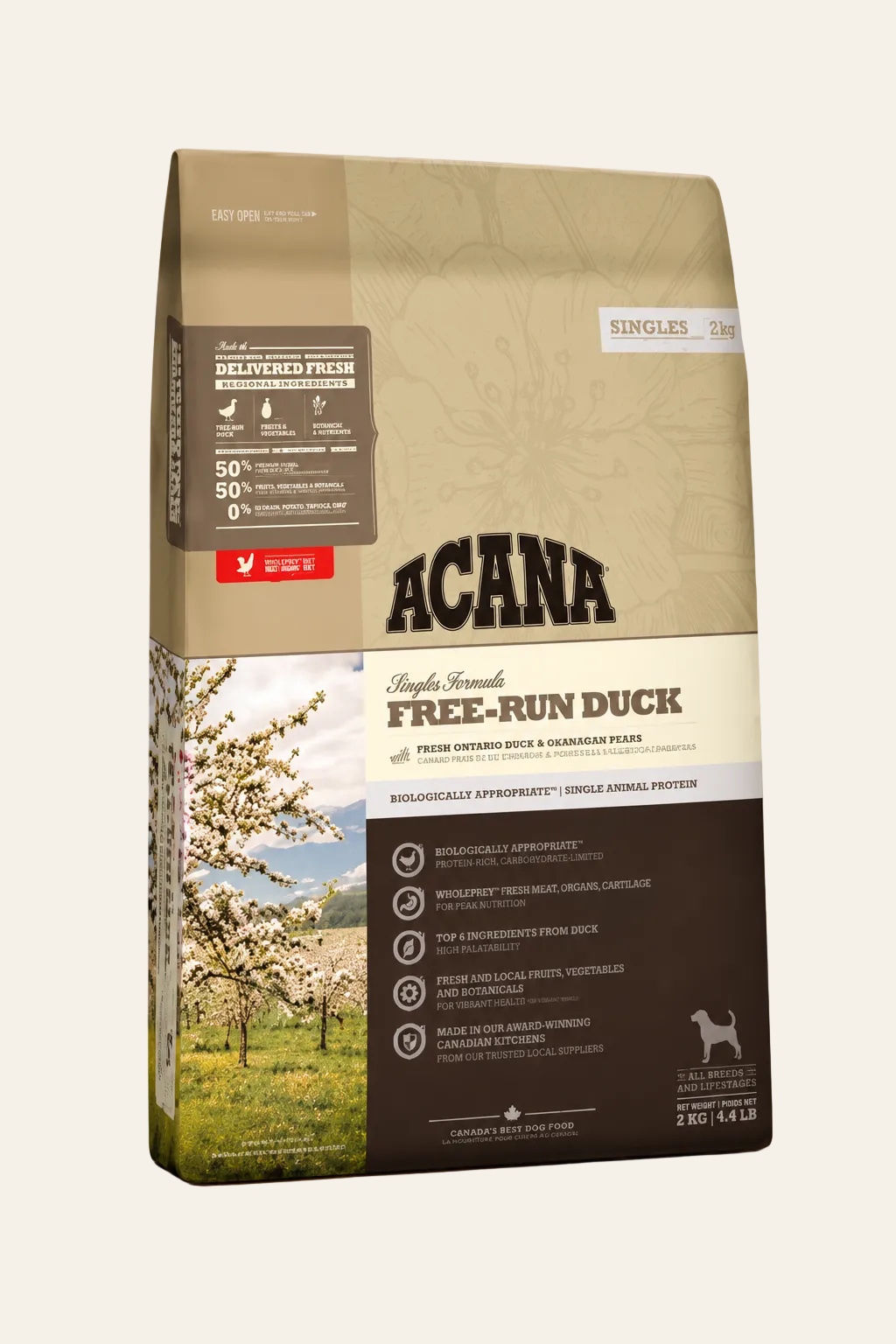 ACANA Singles Free-Run Duck hondenvoer met eend voor volwassen honden, beige-bruine verpakking van 2 kg op warme product achtergrond