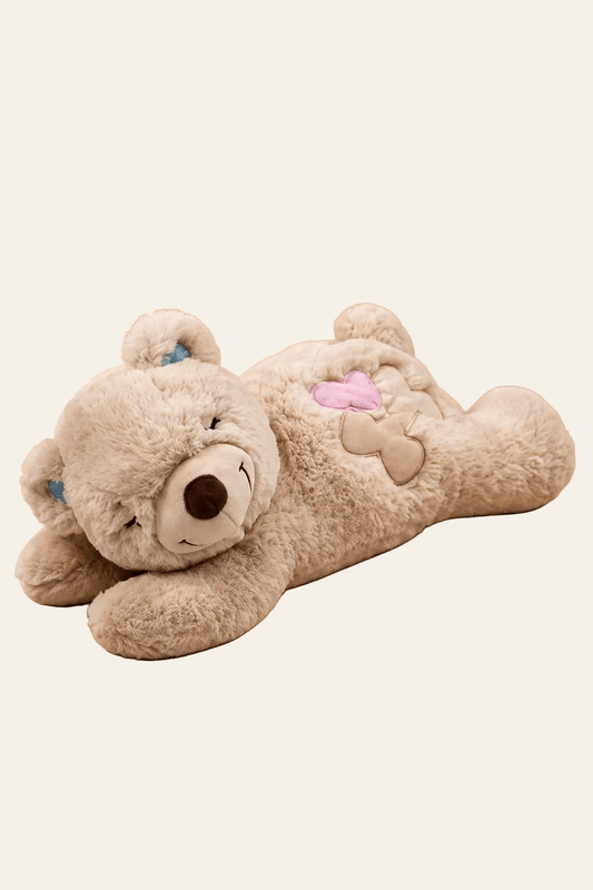 AFP Little Buddy verwarmbare beige knuffelbeer voor puppy's van 36 cm, liggend op een warme beige vloer met zachte bladschaduw.