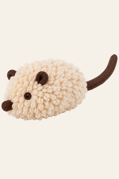 AFP Wooly Mouse beige speelgoedmuis voor katten met zachte lamswol, bruine oren, lange staart, piepgeluid en catnip op een witte achtergrond.