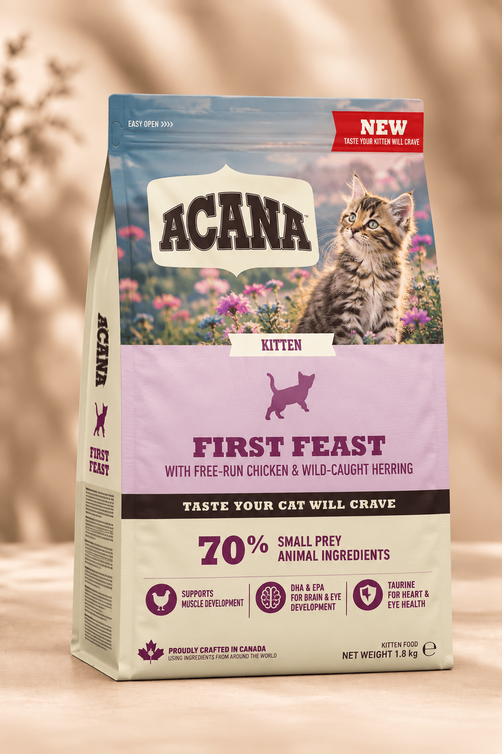 Acana First Feast kittenbrokken 1,8 kg in crème-roze verpakking met bloemen en jonge kat, complete kattenvoeding met kip en haring.