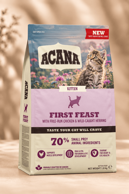 Acana First Feast kittenbrokken 1,8 kg in crème-roze verpakking met bloemen en jonge kat, complete kattenvoeding met kip en haring.
