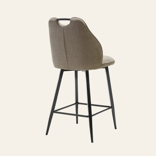 Adele barkruk in taupekleur, achteraanzicht met ergonomisch gevormde zitting met rugleuning.