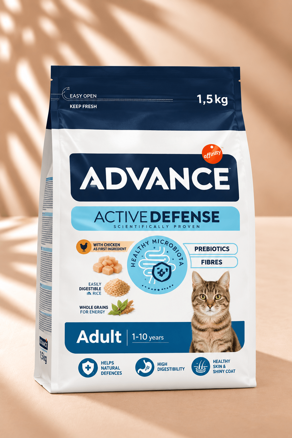Advance Adult kattenbrokken 1,5 kg in witte zak met donkerblauwe bovenzijde, ActiveDefense en kat, droogvoer met kip en rijst.