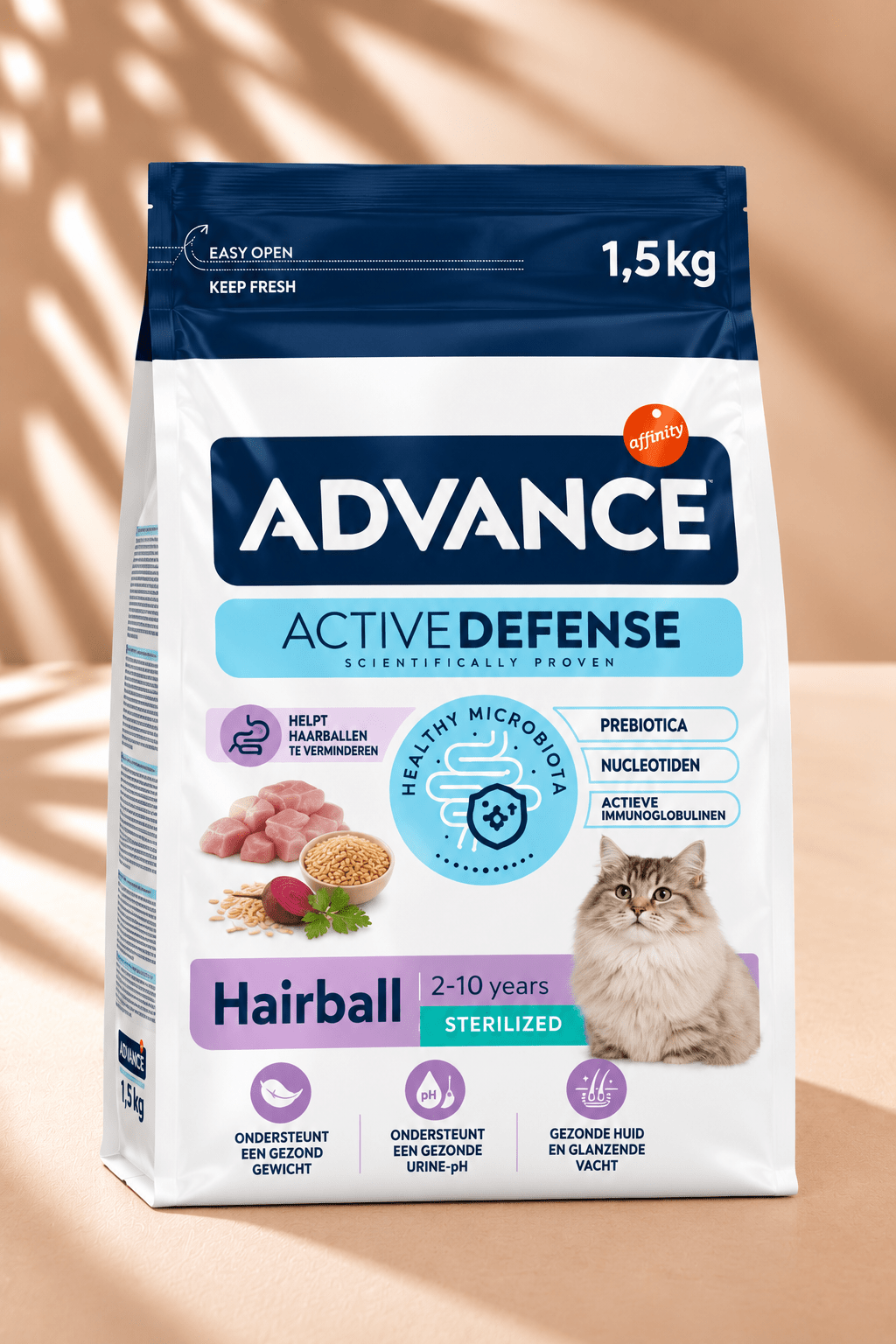 Advance Sterilized Hairball kattenbrokken 1,5 kg in witte verpakking met donkerblauwe bovenzijde, paarse details en kat.