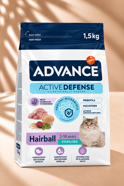 Advance Sterilized Hairball kattenbrokken 1,5 kg in witte verpakking met donkerblauwe bovenzijde, paarse details en kat.