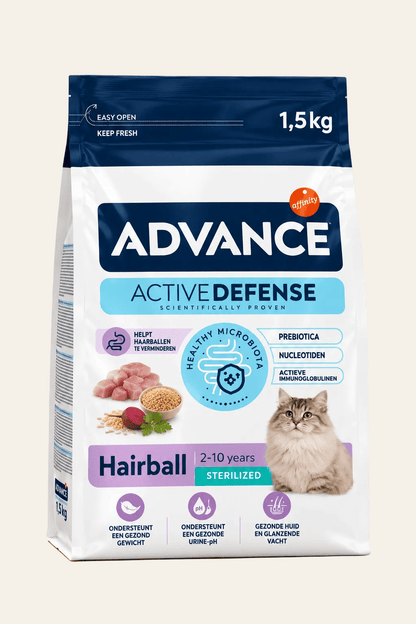 Advance Sterilized Hairball kattenbrokken 1,5 kg in witte verpakking met donkerblauwe bovenzijde, paarse details en kat.