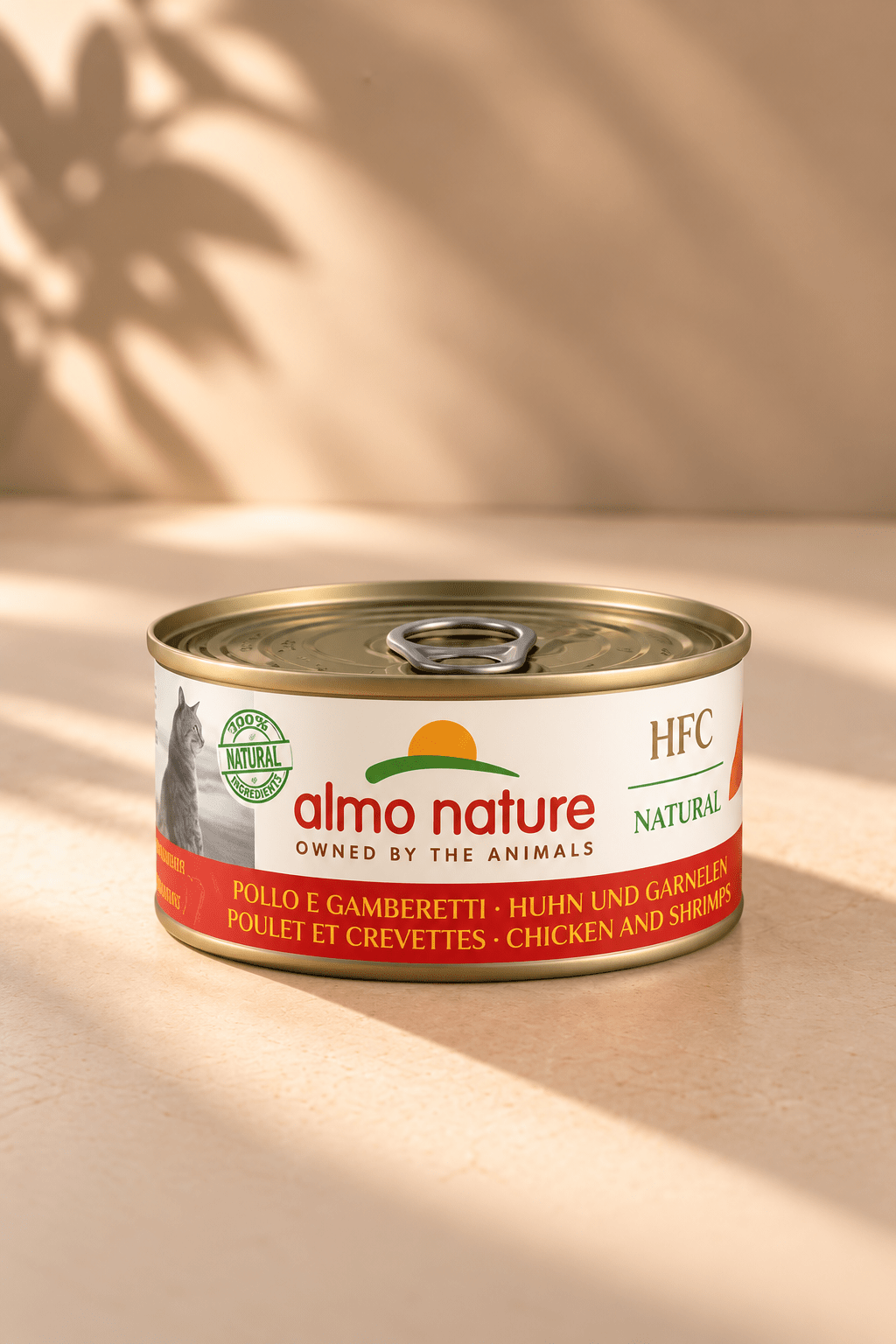 Almo Nature HFC Natural kattenvoer met kip en garnalen in wit blikje van 70 gram met rode band, op beige productachtergrond.
